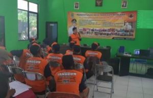 Kepala Pelaksana BPBD Kabupaten Bekasi, Adeng Hudaya saat menyampaikan materi pembentukan Desa Tangguh Bencana (Destana) di Desa Harapan Jaya, Kecamatan Muaragembong beberapa waktu lalu.