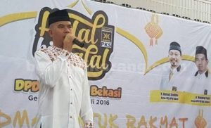 Ahmad Dhani saat memberikan orasi mendukung mantan Bupati Bekasi Sa'dudin untuk maju kembali sebagai orang nomor satu di Kabupaten Bekasi, Sabtu (30/07).
