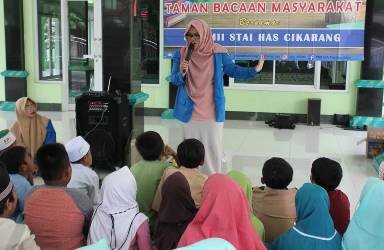 Ketua Korps PMII Putri (KOPRI) Kabupaten Bekasi Dini Mahandis saat mengisi kegiatan untuk anak-anak di TBM Desa Tanjung Sari, Kecamatan Cikarang Timur beberapa waktu lalu.