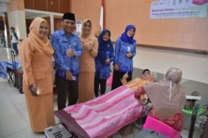 Donor Darah di Gedung Wibawa Mukti, Komplek Pemerintah Kabupaten Bekasi, Jumat (29/11).