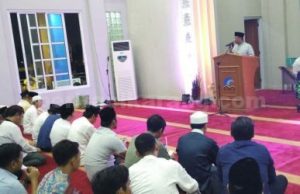 Direktur PDAM Tirta Bhagasasi, Usep Rahman Salim saat memberikan sambutan diacara puncak HUT Ke 36 PDAM Tirta Bhagasasi sekaligus peresmian masjid Masjid Ar Rahman di Kp. Tegal Danas, Desa Hegarmukti, Kecamatan Cikarang Pusat, Jum'at (29/09) malam.