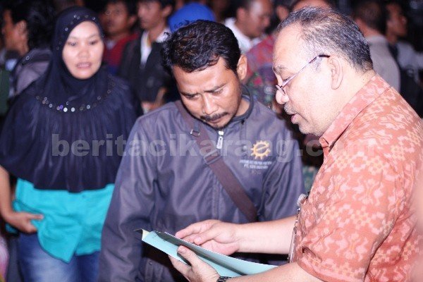 Kepala BPN Kabupaten Bekasi Dirwan Dachri turun tangan melayani proses pembuatan sertifikat tanah.