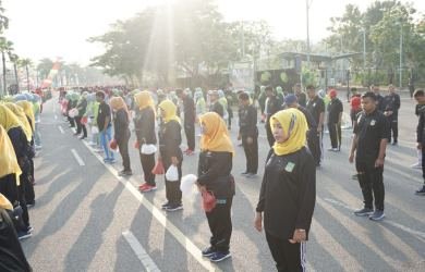 Kepala Dinas Budaya Pemuda dan Olahraga (Disbudpora) Kabupaten Bekasi, Nani Suwarni saat memimpin peserta pemecahan rekor Muri Tari Gemu Famire yang dibawanya, Selasa (04/09) pagi.