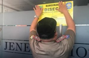 Petugas Satpol PP Kabupaten Bekasi saat melakukan penyegelan satu dari tujuh tempat karaoke di Ruko Thamrin Lippo Cikarang, Selasa (09/10) pagi.