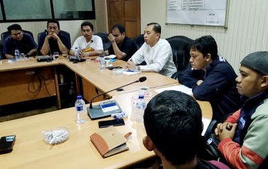 Anggota Komisi IV DPRD Kabupaten Bekasi, Nyumarno saat memimpin doa bersama untuk Bunda Ika sesaat sebelum memulai audiensi dengan para buruh PT. KMK Plastics Indonesia, Kamis (18/07).