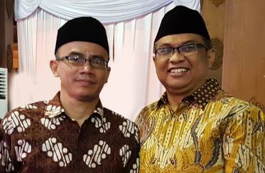 Ketua Pemuda Pelopor Nahdlatul Ulama Doni Ardon (kiri) foto bersama Ketua Dewan Pembina PPNU yang juga Ketua LBH PBNU, Budi Kasan Besari (kanan).