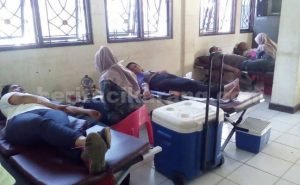 Donor darah yang diselenggarakan oleh Bidokes Polresta Bekasi bekerjasama dengan PMI Kabupaten Bekasi dalam rangka HUT Polwan Ke 68 di Kecamatan Tarumjaya, Sabtu (27/08).
