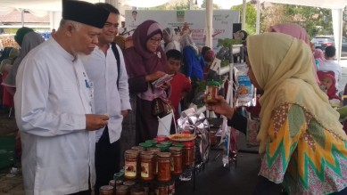 Kepala Dinas Perikanan dan Kelautan Kabupaten Bekasi, Agus Trihono saat meninjau produk olahan pangan ikan di acara acara World Food Day 2019 Tingkat Kabupaten Bekasi yang digelar di Plaza Kecamatan Cikarang Timur, Selasa (22/10).