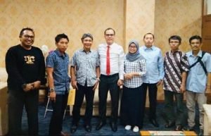 Ketua DPRD Kabupaten Bekasi, Aria Dwi Nugraha (tengah) saat menerima audiensi elemen buruh dari KC FSPMI Bekasi, Jum'at (15/11)