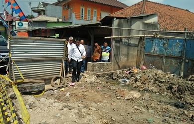 Ketua dan Anggota Komisi III DPRD Kabupaten Bekasi saat melakukan sidak ke lokasi bekas galian pipa PDAM, Jl. Raya Cikarang – Cibarusah Kp. Kandang Roda, Desa Ciantra Kecamatan Cikarang Selatan.