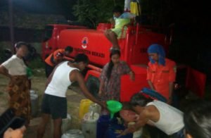 Petugas BPBD Kabupaten Bekasi saat melakukan dropping air bersih bagi warga di di Kp. Tegal Sapi RT 01/01 Desa Nagacipta, Kecamatan Serang Baru pada Rabu (03/07) malam.