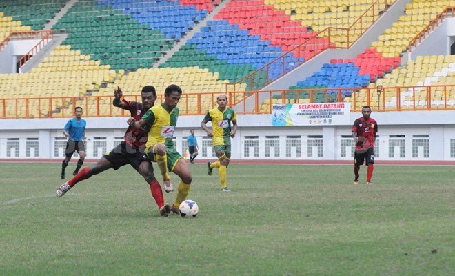 Duel antara pemain Maluku Utara melawan Papua, di laga penentu Group F, Kamis (24/03).