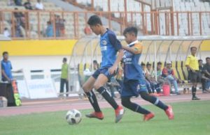 Duel pemain Bintang KOR dan SMPIT Taruma di pertandingan final Kompetisi Soeratin U-13 Kabupaten Bekasi, Minggu (01/09).