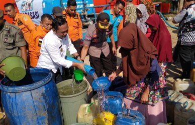 Bupati Bekasi, Eka Supria Atmaja saat memberikan bantuan air warga yang terdampak krisis air bersih di halaman Masjid Al Ikhlas, Kp. Poponcol, Desa Ridomanah, Kecamatan Cibarusah, Jumat (12/07) pagi