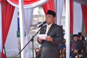 Pelaksana Tugas (Plt) Bupati Bekasi Eka Supria Atmaja saat menunjukan dokumen kerjasama Optimalisasi Pendapatan dan Penertiban Barang Daerah, Senin (29/04). | Foto: Humas Pemkab Bekasi