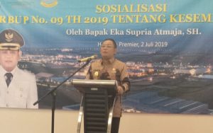 Bupati Bekasi, Eka Supria Atmaja saat 'menggedor' para pengusaha di Kawasana Industri Deltamas untuk membantunya menyelesaikan persoalan ketenagakerjaan dengan mensosialisasikan Peraturan Bupati (Perbup) Nomor 9 Tahun 2019 tentang perluasan kesempatan kerja bagi masyarakat Kabupaten Bekasi, Selasa (02/07) pagi.