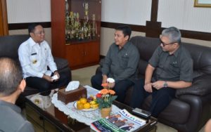 Bupati Bekasi, Eka Supria Atmaja saat berdialog dengan para pelaku usaha disela-sela sosialisasi Peraturan Bupati (Perbup) Nomor 9 Tahun 2019 tentang Perluasan Kesempatan Kerja di Kawasan Industri EJIP, Rabu (03/07) pagi | Foto: Humas Pemkab Bekasi