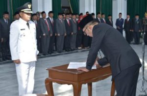 Gubernur Jawa Barat, Ridwan Kamil saat melantik Eka Supria Atmaja menjadi Bupati Bekasi di Aula Barat Gedung Sate, Jalan Dipenogoro Nomor 22, Bandung. Rabu (12/06) pagi | Foto: Humas Pemkab Bekasi