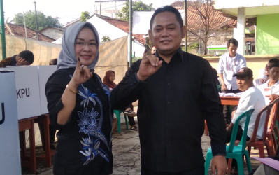 Pelaksana Tugas (Plt) Bupati Bekasi Eka Supria Atmaja bersama istri melakukan pencoblosan Pemilu 2019 di Tempat Pemungutan Suara (TPS) 11 tepatnya di Jl. Urip Sumoharjo, Gg. Mushola Miftahul Jannah, RT 01/04 Desa Waluya,Kecamatan Cikarang Utara, Rabu (17/04) | Foto: Humas Pemkab Bekasi