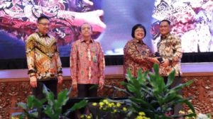 Menteri Lingkungan Hidup dan Kehutanan RI, Siti Nurbaya menyerahkan penghargaan Proklim 2019 kepada Kabupaten Bekasi yang diterima Bupati Bekasi, Eka Supria Atmaja di Auditorium Manggala Wanabakti KLHK, Jakarta, Rabu (02/10) pagi | Foto: Humas Pemkab Bekasi