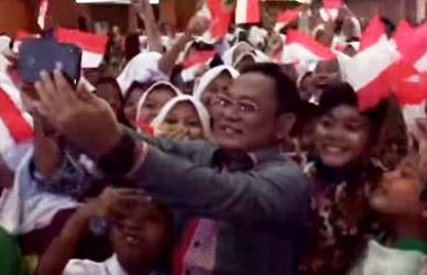 Bupati Bekasi, Eka Supria Atmaja saat berswafoto dengan ratusan anak yang hadir dalam puncak Peringatan Hari Anak Nasional ke 37 tingkat Kabupaten Bekasi, Selasa (29/07).
