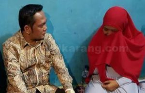 Wakil Bupati Bekasi, Eka Supriatmaja saat bertemu dengan Siti Jubaedah, istri dari MA.