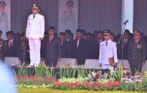 Bupati Bekasi, Eka Supria Atmaja saat bertindak sebagai instruktur upacara pada upacara Proklamasi Kemerdekaan RI ke-74 yang digelar di Plaza Pemda Kabupaten Bekasi, Sabtu (17/08) pagi | Foto: Humas Pemkab Bekasi