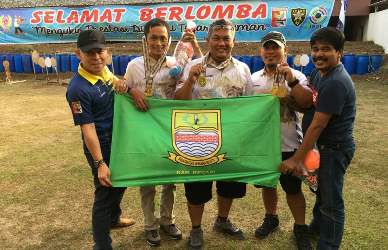 Tambahan medali emas untuk Kabupaten Bekasi dari cabor menermbak nomor standard division team yang berhasil ditorehkan Sony Prabowo, Iwan Setiawan, dan Martin Harjawinata di hari terakhir pelaksanaan cabor menembak Porda XIII/2018 Jawa Barat, Minggu (07/10).