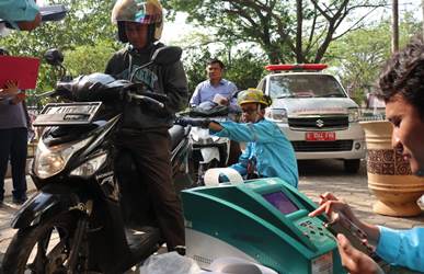 Uji emisi kendaraan gratis di depan Gedung Dinas Lingkungan Hidup Kabupaten Bekasi, Selasa (13/08). | Foto: Humas Pemkab Bekasi