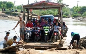 Sejumlah pemudik saat menggunakan jasa penyebrangan perahu eretan di sungai Citarum, Desa Sumbersari Kecamatan Pebayuran.