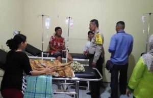 Anggota Kepolisian Sektor Cikarang Timur saat mengecek kondisi warga yang menjadi korban keracunan diduga usai mengkonsumsi jajanan Es Kepal Milo, Rabu (11/07).