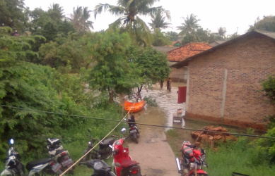 Jalur evakuasi yang dibuat oleh Tim Rescue BPBD Kabupaten Bekasi di Kp. Kali Ulu RT 02/01 Desa Karang Raharja Kecamatan Cikarang Utara, Minggu (17/02) pagi.