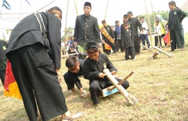 Salah seorang peserta saat tengah memainkan rorodan dalam Festival Permainan Tradisional yang digelar Pemkab Bekasi, Selasa (15/08).