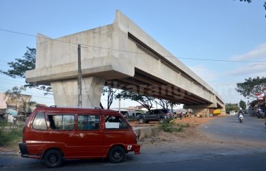 Fly Over Tegal Gede tidak terbangun sempurna, Kamis (24/08). Rencananya, pembangunan tahap kedua dilaksanakan awal tahun 2017. Namun, karena gagal lelang, pembangunan jembatan pun tertunda hingga saat ini.