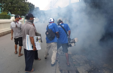 Kegiatan fogging yang dilakukan Relawan Maulana Arief di Kelurahan Jatimulya, Kecamatan Tambun Selatan