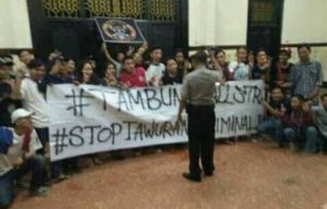 Anggota Polsek Tambun saat memberikan arahan kepada anggota kelompok Tambun 45 All Stars di Gedung Djuang Tambun 45 beberapa waktu lalu. (Foto : Bahrudin Yusuf).