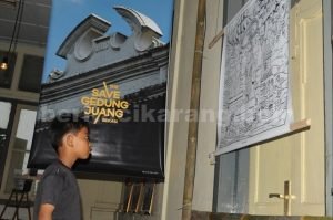 Salah seorang anak tengah melihat karya yang dipajang di Galeri Seni Gedung Djuang 45 Tambun Selatan, Selasa (22/03).