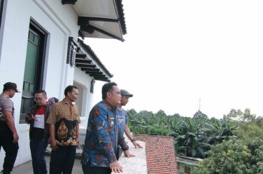 Plt Bupati Bekasi, Eka Supria Atmaja saat melakukan kunjungan ke Gedung Juang usai menghadiri Musrenbang RKPD Tingkat Kabupaten Bekasi 2020, Kamis (21/03) siang. | Foto: Humas Pemkab Bekasi