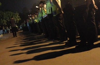 Apel persiapan Operasi Cipta Kondisi di halaman Mapolrestro Bekasi, Sabtu (03/06) malam.