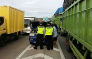 gerbang tol cikarang utama mobil mogok