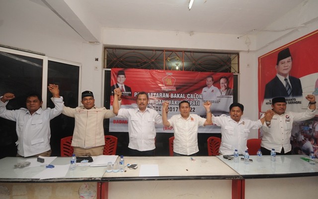 Kiri-Kanan : H. Acim (Sekretaris DPC Gerindra), Muhammad Taufan (Ketua Bappda DPC Gerindra), H. Daris (Ketua DPC Partai Gerindra), BN Kholik Qodratulloh (Kader Gerindra), H Danto (Anggota Komisi III DPRD Kabupaten Bekasi Fraksi Gerindra) dan Icang Rahardian (Ketua DPD Partai Perindo) foto bersama di acara penutupan pendaftaran penjaringan Bakal Calon Bupati dan Wakil Bupati yang dibuka Partai Gerindra.