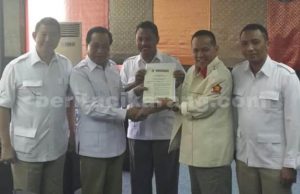 Haji Daris bersama Heri Samsuri usai mengikuti pertemuan di DPP Gerindra, Kamis (25/08).