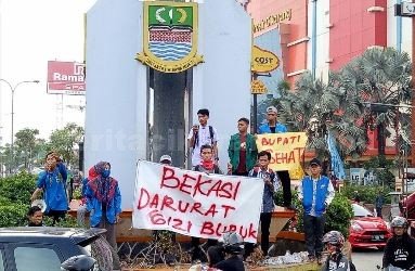 Aksi Sosial PMII Kabupaten Bekasi di lampu merah Sentra Grosir Cikarang (SGC) : 'Kabupaten Bekasi Darurat Gizi Buruk'