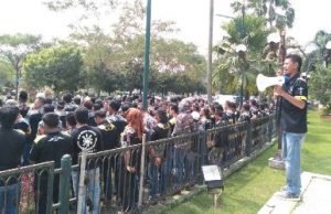 Aksi dukungan tolak terorisme oleh LSM GMBI di depan gedung DPRD Kabupaten Bekasi, Selasa (15/05).