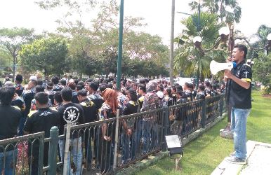 Aksi dukungan tolak terorisme oleh LSM GMBI di depan gedung DPRD Kabupaten Bekasi, Selasa (15/05).