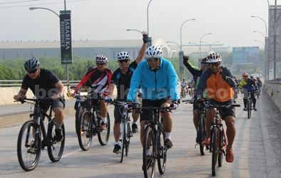 Kapolda Metro Jaya, Irjen Pol Moechgiyarto bersama PJU Polda Metro Jaya dan Kapolresta Bekasi Kombespol. M Awal Chairuddin serta jajarannya melakukan goes sepeda di Cikarang, Sabtu (03/09).