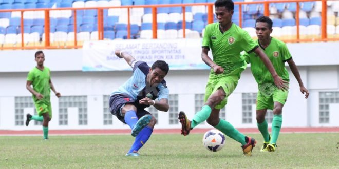 Aksi pemain Maluku Utara, Djan Hi Ibrahim saat mencoba melestakan bola ke gawang Maluku yang dikawal oleh kiper Djainudin Malawat, Minggu (20/03).