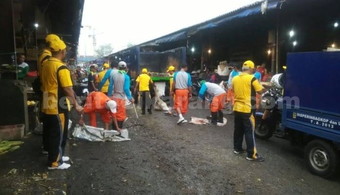 Sejumlah petugas UPTD Pasar Induk Cibitung, kepolisian, tokoh masyarakat, tim kebersihan, muspika, LSM dan sejumlah warga saat melakukan kegiatan Grebek Sampah di sekitar lokasi pasar Induk Cibitung, Kamis (18/08).