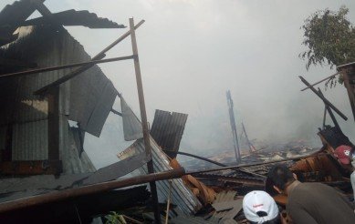 Bangunan semi permanen yang dijadikan gudang mebel di Kp. Pangkalan, RT 10/04 Desa Kedung Pengawas, Kecamatan Babelan ludes terbakar, Sabtu (23/11) siang.