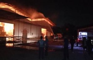 Petugas pemadam kebakaran saat berusahaa memadamkan kobaran api di gudang pabrik kertas yang terbakar sejak, Rabu (03/10) malam.
